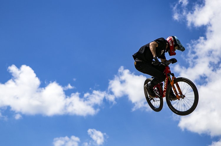 Brett Rheeder hat sich beim Slopestyle in Les Gets souverän den Sieg gesichert Brett Rheeder hat sich beim Slopestyle in Les Gets souverän den Sieg gesichert