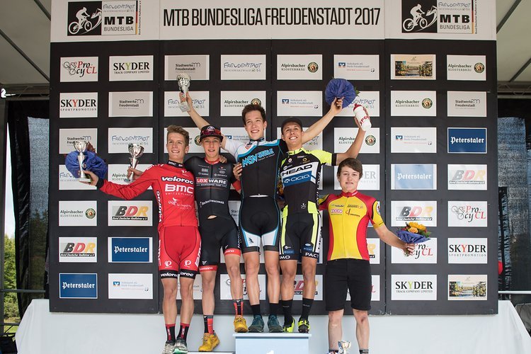 Sieger beim Bundesliga-Rennen in Freudenstadt, nun Mitglied im exklusiven Club der "Bullen": Leon Kaiser (Bildmitte) wird auch im kommenden Jahr noch in der Juniorenkategorie unterwegs sein. Sieger beim Bundesliga-Rennen in Freudenstadt, nun Mitglied im exklusiven Club der "Bullen": Leon Kaiser (Bildmitte) wird auch im kommenden Jahr noch in der Juniorenkategorie unterwegs sein.