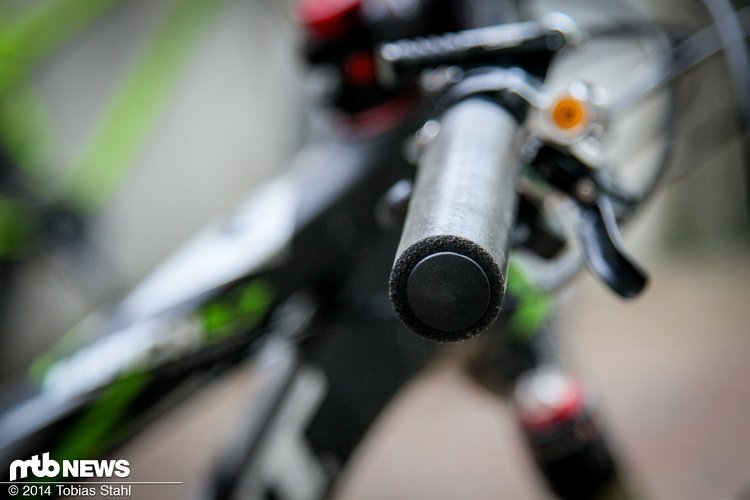 31 mm Durchmesser messen die Griffe, die Dämpfung ist sehr gut. Allerdings wird das Griffgefühl dadurch ein wenig weniger direkt. 31 mm Durchmesser messen die Griffe, die Dämpfung ist sehr gut. Allerdings wird das Griffgefühl dadurch ein wenig weniger direkt.