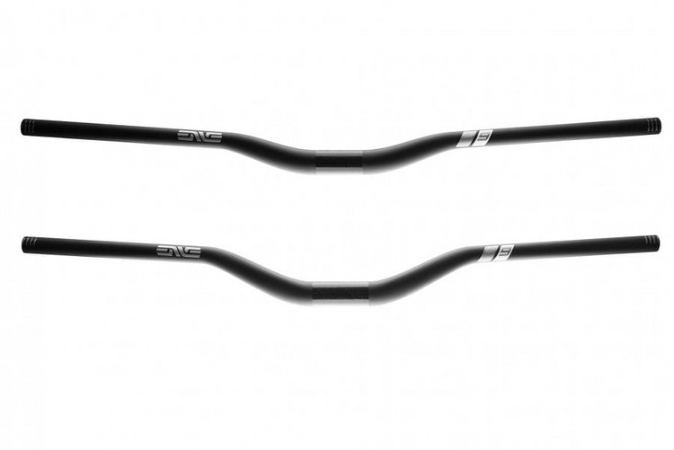 Der Enve M9 Bar kommt entweder mit 30 mm oder mit satten 50 mm Rise und ist auf der Downhill-World Cup-Strecke zu Hause. Der Enve M9 Bar kommt entweder mit 30 mm oder mit satten 50 mm Rise und ist auf der Downhill-World Cup-Strecke zu Hause.