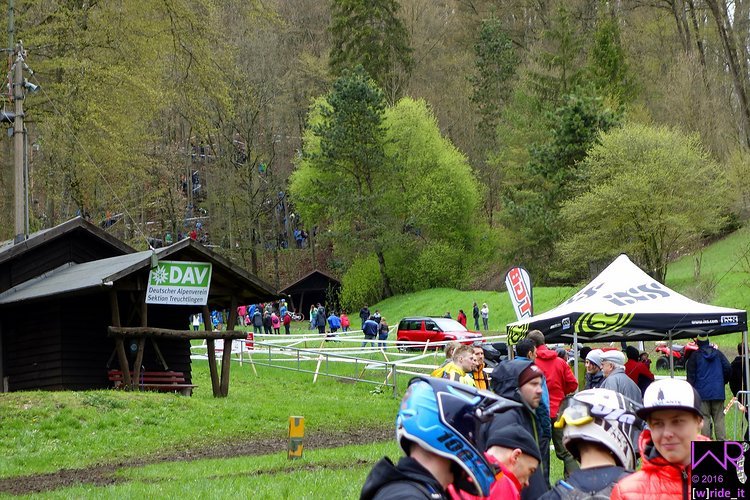 Sicht auf den Todeshang von Stage 7 vom Zielbereich aus - Eine ordentliche Menge an Zuschauern war auch dieses Jahr wieder am Start Sicht auf den Todeshang von Stage 7 vom Zielbereich aus - Eine ordentliche Menge an Zuschauern war auch dieses Jahr wieder am Start