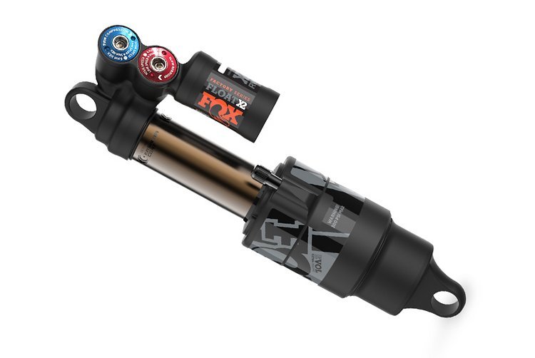 Der Fox Float X2-Luftdämpfer kann dank neuer Luftkammer nun wieder mit bis zu 300 psi Druck gefahren werden. Der Fox Float X2-Luftdämpfer kann dank neuer Luftkammer nun wieder mit bis zu 300 psi Druck gefahren werden.