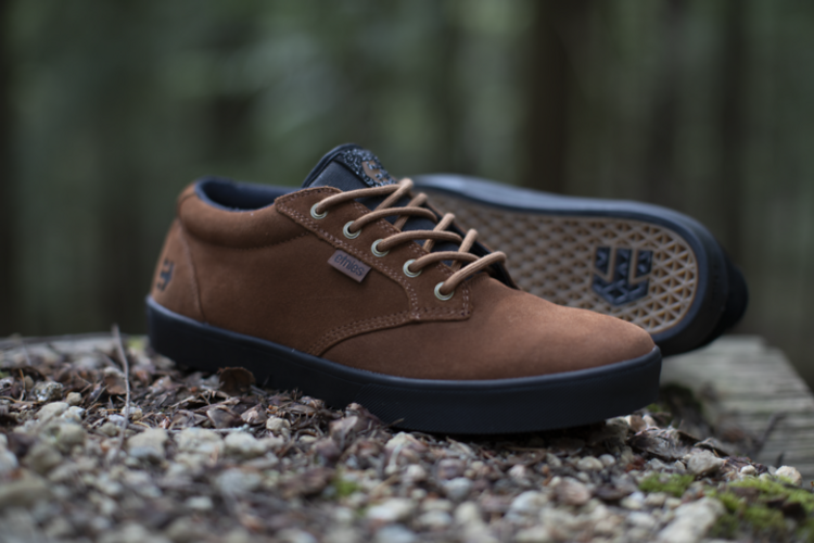 Das Brandon Semenuk Signature-Modell des etnies Jameson Mid Crank-Schuhs ist nun in einer neuen, braunen Version erhältlich. Das Brandon Semenuk Signature-Modell des etnies Jameson Mid Crank-Schuhs ist nun in einer neuen, braunen Version erhältlich.