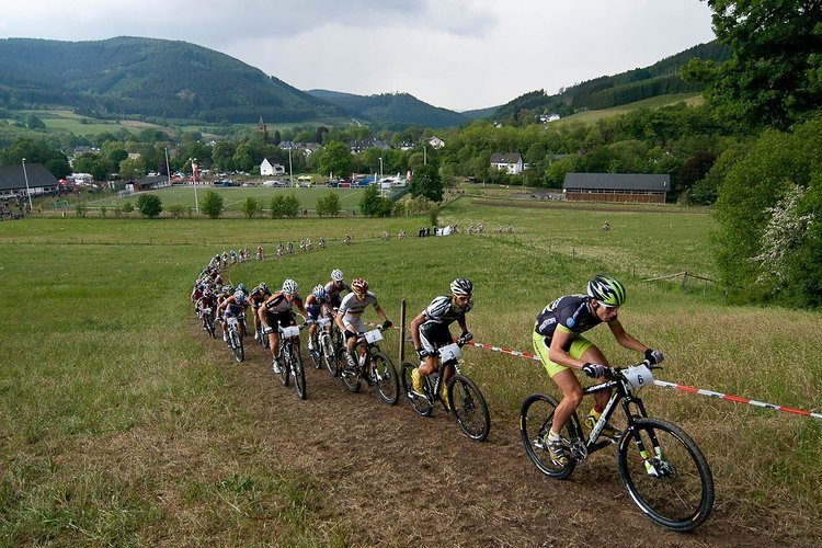 Jahrelang war das Shark Attack Bike Festival in Saalhausen Teil der Bundesliga-Serie. Nach einer Pause im vergangenen Jahr wird es in diesem Jahr wieder um UCI-Punkte gehen, aber als Teil des
"Drei-Länder-Cups". Jahrelang war das Shark Attack Bike Festival in Saalhausen Teil der Bundesliga-Serie. Nach einer Pause im vergangenen Jahr wird es in diesem Jahr wieder um UCI-Punkte gehen, aber als Teil des
"Drei-Länder-Cups".
