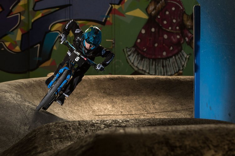 Der französische Pumptrack Spezialist Channey Guennet ließ es sich nicht nehmen, beim Saisonauftakt der European 4Cross Series sein Können zu zeigen Der französische Pumptrack Spezialist Channey Guennet ließ es sich nicht nehmen, beim Saisonauftakt der European 4Cross Series sein Können zu zeigen