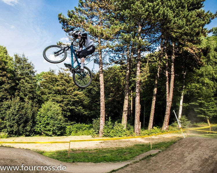 Simon Waldburger hatte im Training oft gezeigt, dass die big jumps auch gut ohne treten funktionieren Simon Waldburger hatte im Training oft gezeigt, dass die big jumps auch gut ohne treten funktionieren