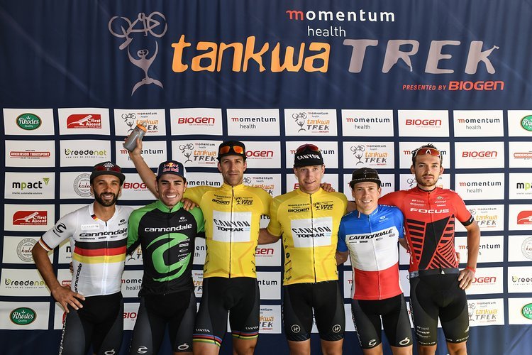 Das Herrenpodium der ersten Etappe: Mani und Henrique Avancini, Alban Lakata und Kristian Hynek, Maxime Marotte und Marcel Guerrini. Das Herrenpodium der ersten Etappe: Mani und Henrique Avancini, Alban Lakata und Kristian Hynek, Maxime Marotte und Marcel Guerrini.
