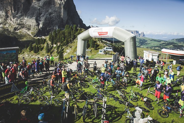 Startaufstellung für die zweite Knödeljagd der Geschichte mit Blick auf steile Dolomiten-Wände Startaufstellung für die zweite Knödeljagd der Geschichte mit Blick auf steile Dolomiten-Wände