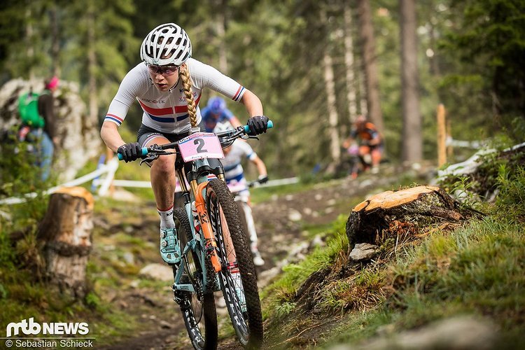 Als etatmäßige U23-Fahrerin im Crossweltcup bärenstark unterwegs: Evie Richards. Wir dürfen gespannt sein auf ihre MTB-Saison! Als etatmäßige U23-Fahrerin im Crossweltcup bärenstark unterwegs: Evie Richards. Wir dürfen gespannt sein auf ihre MTB-Saison!