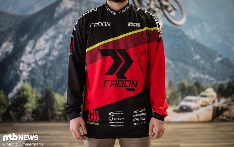 Exklusiv und so ganz bestimmt nicht zu kaufen! Das signierte Trikot des Radon Factory DH Teams aus der letzten Saison Exklusiv und so ganz bestimmt nicht zu kaufen! Das signierte Trikot des Radon Factory DH Teams aus der letzten Saison