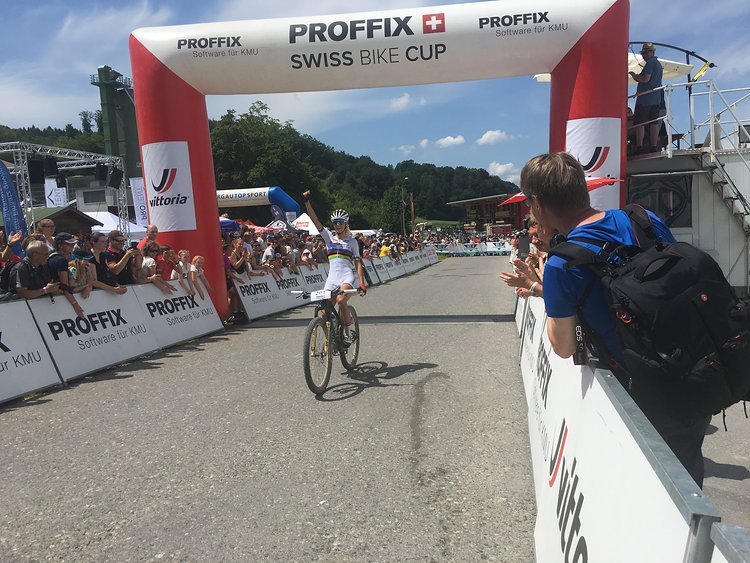 Jolanda Neff bestätigte ihre bestechende Form - nach dem Triumph beim Weltcup in Albstadt und dem knappen Sprintfinish in Nove Mesto war sie erneut an der Spitze des Feldes Jolanda Neff bestätigte ihre bestechende Form - nach dem Triumph beim Weltcup in Albstadt und dem knappen Sprintfinish in Nove Mesto war sie erneut an der Spitze des Feldes