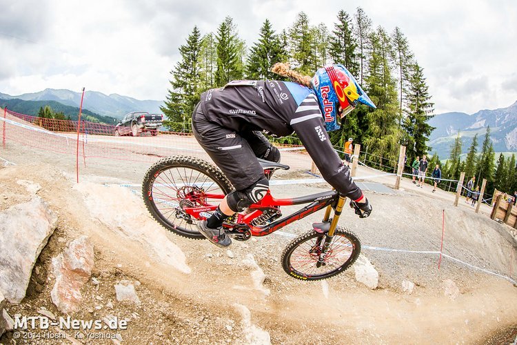 Jill Kintner beim Downhill World Cup in Leogang - sie ist als Team-Fahrerin direkt in die Entwicklung des Auron Carbon einbezogen. Jill Kintner beim Downhill World Cup in Leogang - sie ist als Team-Fahrerin direkt in die Entwicklung des Auron Carbon einbezogen.