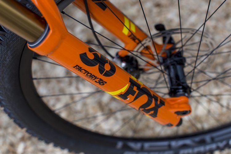 Ausgestattet ist der Carbonflitzer unter anderem mit einer besonderen Fox 36, die eigentlich nur gesponsorten Fahrern und EWS-Athleten vorenthalten ist. Ausgestattet ist der Carbonflitzer unter anderem mit einer besonderen Fox 36, die eigentlich nur gesponsorten Fahrern und EWS-Athleten vorenthalten ist.
