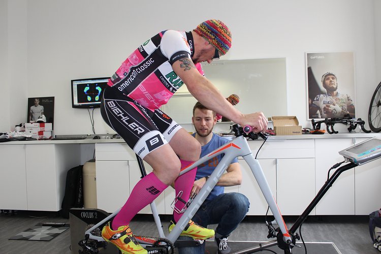 Das Cleat sitzt, der Fahrer nun aber falsch. In der horizontalen wird der Sattel über die gedachte Linie Kniegelenk-Pedalachse eingestellt. Das Cleat sitzt, der Fahrer nun aber falsch. In der horizontalen wird der Sattel über die gedachte Linie Kniegelenk-Pedalachse eingestellt.