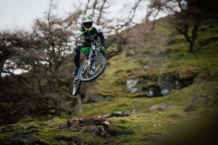 Mit dem neuen Teamfahrer Adam Brayton möchte Nukeproof wieder im Downhill World Cup angreifen Mit dem neuen Teamfahrer Adam Brayton möchte Nukeproof wieder im Downhill World Cup angreifen