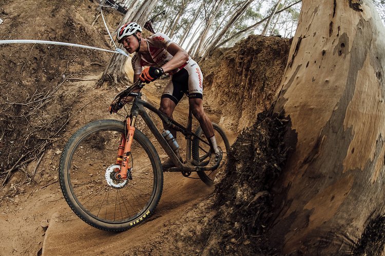 Der Niederländer Mathieu van der Poel und die Französin Pauline Ferrand-Prévot waren beim Weltcup-Auftakt in Südafrika auf diesem mattschwarzen Carbon-Prototypen von Canyon unterwegs Der Niederländer Mathieu van der Poel und die Französin Pauline Ferrand-Prévot waren beim Weltcup-Auftakt in Südafrika auf diesem mattschwarzen Carbon-Prototypen von Canyon unterwegs