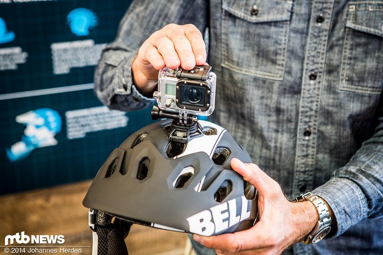 GoPro-Halterung - bei starken Beschleunigungen wie bei einem Sturz löst die Halterung für die GoPro automatisch aus. Die Position ist leicht nach hinten gewandert, so dass das Visier weiter hochgeklappt werden kann. GoPro-Halterung - bei starken Beschleunigungen wie bei einem Sturz löst die Halterung für die GoPro automatisch aus. Die Position ist leicht nach hinten gewandert, so dass das Visier weiter hochgeklappt werden kann.