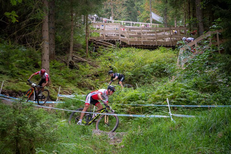 Fünf Fahrer bestimmten an der Spitze des Herrenrennens das Rennen: Mathias Stirnemann, Reto Indergand, Maxime Marotte, Anton Cooper und die deutsche Hoffnung Ben Zwiehoff waren auch zu Beginn des Rennens an der Spitze zu finden Fünf Fahrer bestimmten an der Spitze des Herrenrennens das Rennen: Mathias Stirnemann, Reto Indergand, Maxime Marotte, Anton Cooper und die deutsche Hoffnung Ben Zwiehoff waren auch zu Beginn des Rennens an der Spitze zu finden