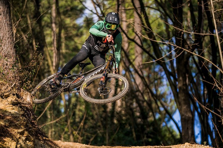 Dean Lucas konnte in seiner Karriere schon mehrere Podium-Platzierungen im Downhill World Cup einfahren und gilt als einer der schnellsten australischen Rennfahrer Dean Lucas konnte in seiner Karriere schon mehrere Podium-Platzierungen im Downhill World Cup einfahren und gilt als einer der schnellsten australischen Rennfahrer