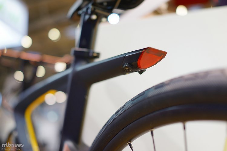 Neben dem Rücklicht sitzen Projektoren, die den Fahrradweg skizzieren Neben dem Rücklicht sitzen Projektoren, die den Fahrradweg skizzieren