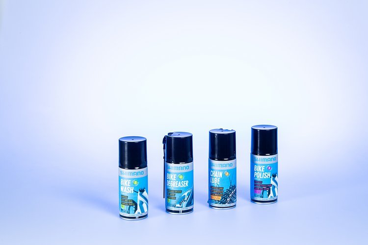 Die Sprühflaschen der Shimano Clean, Lube & Care-Serie
sind in 125 ml-, 200 ml- und 400 ml-Gebinden erhältlich. Die Sprühflaschen der Shimano Clean, Lube & Care-Serie
sind in 125 ml-, 200 ml- und 400 ml-Gebinden erhältlich.