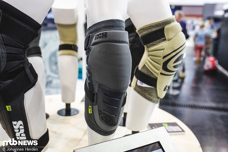 Die asymmetrisch designeten Trigger Knie- und Schienbeinschützer sind mit einem Xmatter-Schaumstoff-Protektor ausgestattet, der für ein hohes Level an Sicherheit sorgen soll Die asymmetrisch designeten Trigger Knie- und Schienbeinschützer sind mit einem Xmatter-Schaumstoff-Protektor ausgestattet, der für ein hohes Level an Sicherheit sorgen soll