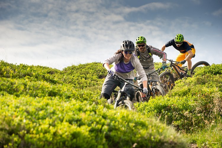 Unterwegs auf dicken Reifen: Stumpjumper (Herren) und Rhyme (Damen) rollen auf den neuen 6Fattie Laufrädern Unterwegs auf dicken Reifen: Stumpjumper (Herren) und Rhyme (Damen) rollen auf den neuen 6Fattie Laufrädern