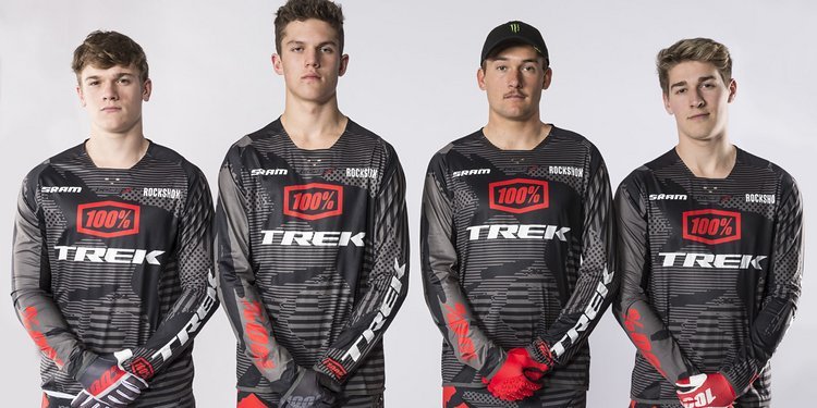Sehen auf dem Bild nicht gerade glücklich aus, freuen sich aber sicherlich trotzdem riesig, 2019 für das Trek Factory Racing Team zu fahren Sehen auf dem Bild nicht gerade glücklich aus, freuen sich aber sicherlich trotzdem riesig, 2019 für das Trek Factory Racing Team zu fahren