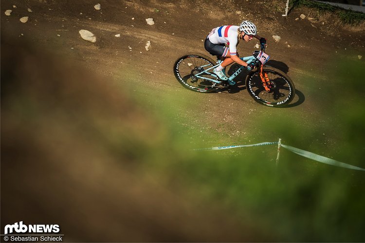 Im MTB-Gesamtweltcup "nur" die Nummer drei - im Cyclocross ist Evie Richards in der U23-Kategorie die unangefochtene Nummer eins und nun zweimalige Weltmeisterin Im MTB-Gesamtweltcup "nur" die Nummer drei - im Cyclocross ist Evie Richards in der U23-Kategorie die unangefochtene Nummer eins und nun zweimalige Weltmeisterin