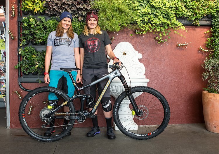Nach drei erfolgreichen Jahren auf Ibis gehen die beiden Zwillinge Carolin und Anita Gehrig 2018 auf Norco-Bikes an den Start. Nach drei erfolgreichen Jahren auf Ibis gehen die beiden Zwillinge Carolin und Anita Gehrig 2018 auf Norco-Bikes an den Start.