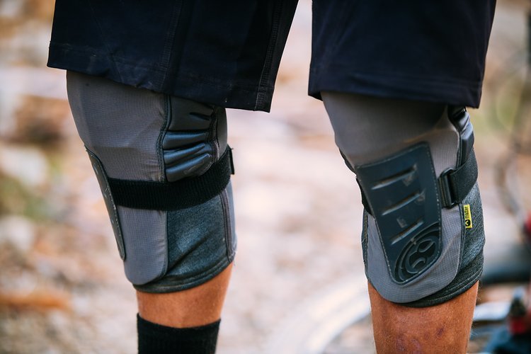 Die iXS Trigger-Knieschoner bestehen größtenteils aus flexiblem Schaumstoff, sind jedoch weit herabgezogen und sollen sich daher auch für den aggressiven Einsatz eignen Die iXS Trigger-Knieschoner bestehen größtenteils aus flexiblem Schaumstoff, sind jedoch weit herabgezogen und sollen sich daher auch für den aggressiven Einsatz eignen