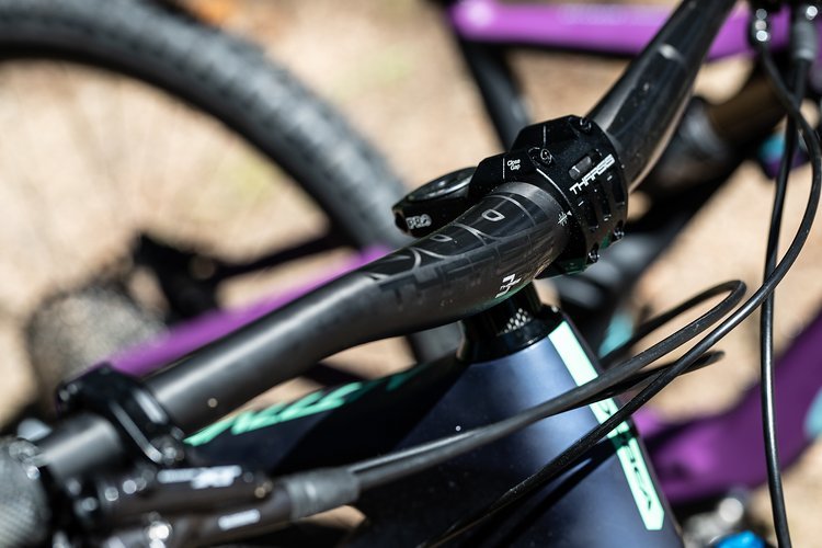 Der neue Pro Tharsis 3Five-Lenker ist sowohl in einer Aluminium- als auch einer Carbon-Variante erhältlich Der neue Pro Tharsis 3Five-Lenker ist sowohl in einer Aluminium- als auch einer Carbon-Variante erhältlich