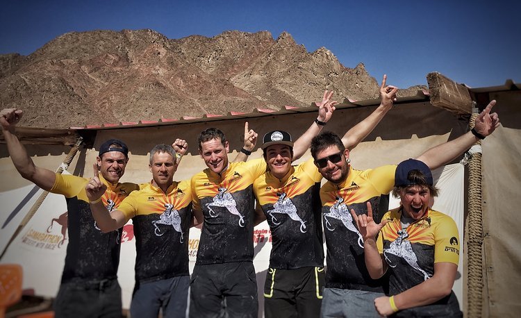 Drei Schweizer und drei Franzosen freuen sich im Finisher Trikot über die tolle Zeit in der Wüste. Von links nach rechts: Michi, Rémi Fabregue (Fotograf, Agence Kros), Gael Hansen (Scott Ambassador), Kevin Miguel (Rennfahrer bei Commencal), Jeremie Z Drei Schweizer und drei Franzosen freuen sich im Finisher Trikot über die tolle Zeit in der Wüste. Von links nach rechts: Michi, Rémi Fabregue (Fotograf, Agence Kros), Gael Hansen (Scott Ambassador), Kevin Miguel (Rennfahrer bei Commencal), Jeremie Z
