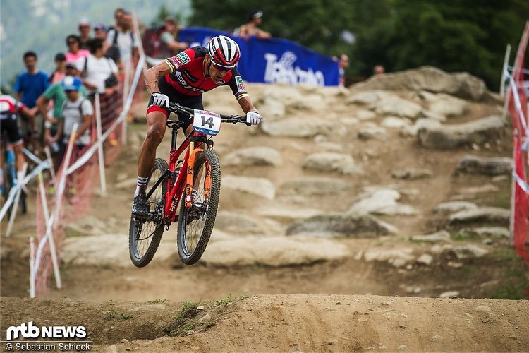Julien Absalon macht weiter! 2018 fährt der Franzose weiterhin auf BMC Bikes, aber in einer eigenen Mannschaft. Julien Absalon macht weiter! 2018 fährt der Franzose weiterhin auf BMC Bikes, aber in einer eigenen Mannschaft.