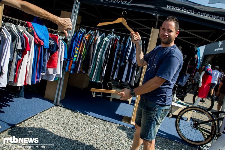 Auf diesem Foto wollten wir eigentlich die Downhill-Kombi fotografieren. Diebstahl am Stand von Local Outerwear Auf diesem Foto wollten wir eigentlich die Downhill-Kombi fotografieren. Diebstahl am Stand von Local Outerwear