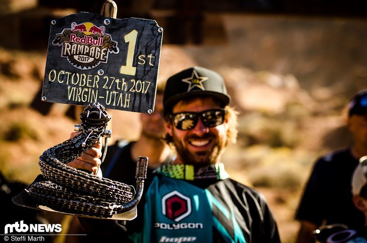 Definitiv einer der schönsten Trophäen im MTB Business, inspiriert von einer Klapperschlange. Definitiv einer der schönsten Trophäen im MTB Business, inspiriert von einer Klapperschlange.