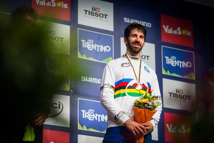 Das Highlight der Zusammenarbeit zwischen LAST Bikes und Aiko - Das Regenbogentrikot 2015 bei der 4X-WM in Val di Sole Das Highlight der Zusammenarbeit zwischen LAST Bikes und Aiko - Das Regenbogentrikot 2015 bei der 4X-WM in Val di Sole