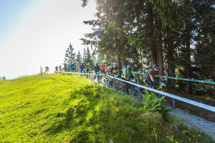 Anstehen vor dem Stage-Start ... um nicht auf andere Fahrer aufzufahren versuchte Lukas als Erster am Start zu sein Anstehen vor dem Stage-Start ... um nicht auf andere Fahrer aufzufahren versuchte Lukas als Erster am Start zu sein