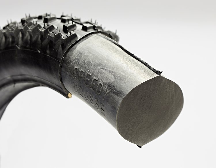 Das Gibson Speedy Bike Mousse besteht aus einem geschlossenen Moosgummi-Ring, ähnlich wie man es aus dem MX-Bereich kennt Das Gibson Speedy Bike Mousse besteht aus einem geschlossenen Moosgummi-Ring, ähnlich wie man es aus dem MX-Bereich kennt