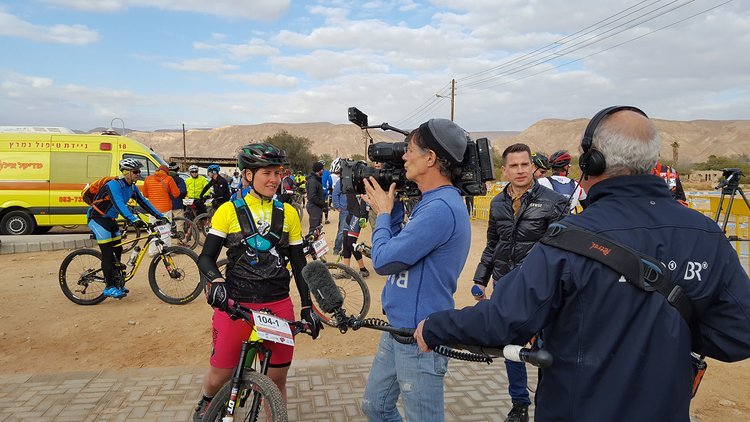 Interview mit der ARD. Mountainbiken in Israel scheint so exotisch zu sein, dass es auf reges Interesse stösst. Interview mit der ARD. Mountainbiken in Israel scheint so exotisch zu sein, dass es auf reges Interesse stösst.