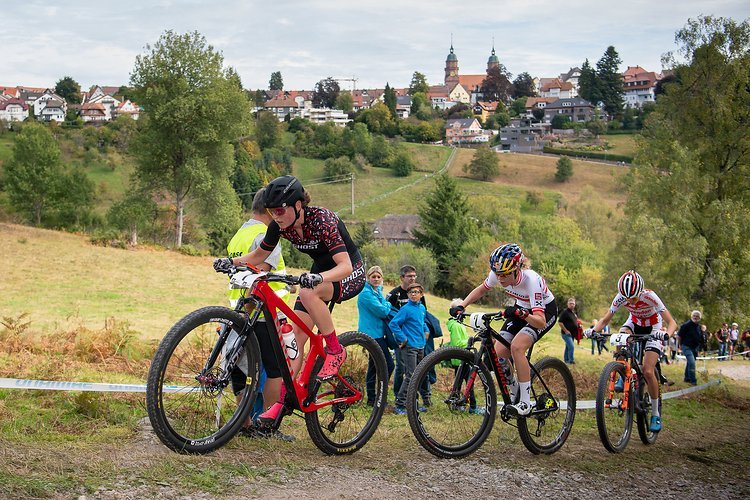 Die drei bestimmenden Fahrerinnen des Damenrennens am steilsten Anstieg in Freudenstadt: Anne Terpstra, Laura Stigger und Ronja Eibl (von vorne) Die drei bestimmenden Fahrerinnen des Damenrennens am steilsten Anstieg in Freudenstadt: Anne Terpstra, Laura Stigger und Ronja Eibl (von vorne)