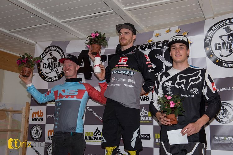 Das Elitepodium war von den Schweizern dominiert. Es siegte Simon Waldburger vor seinem Vereinskollegen Noel Niederberger (NS Bikes Factory Racing) und dem Heimfavorit Yannick Uhr (BMX Team 3W) Das Elitepodium war von den Schweizern dominiert. Es siegte Simon Waldburger vor seinem Vereinskollegen Noel Niederberger (NS Bikes Factory Racing) und dem Heimfavorit Yannick Uhr (BMX Team 3W)