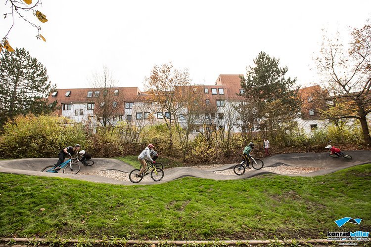 Für einen Pumptrack findet sich überall ein Platz - ab einer Fläche von ca. 20 m x 10 m kann der Spaß beginnen Für einen Pumptrack findet sich überall ein Platz - ab einer Fläche von ca. 20 m x 10 m kann der Spaß beginnen