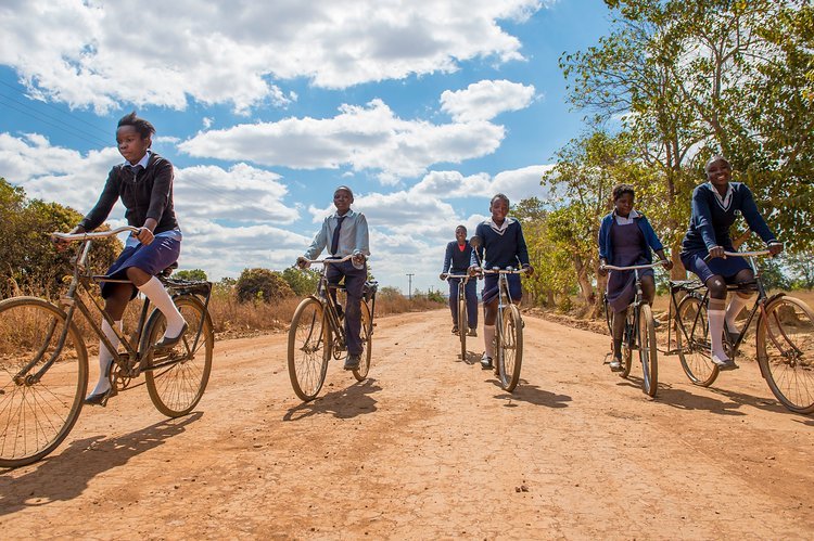 Chiawa in Sambia: Schüler mit Schulwegen von mehr als 6 km erhalten Buffalo Bikes Chiawa in Sambia: Schüler mit Schulwegen von mehr als 6 km erhalten Buffalo Bikes