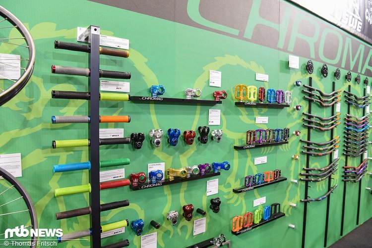 Allerlei bunte Anbauteile von Chromag zum Individualisieren des Bikes Allerlei bunte Anbauteile von Chromag zum Individualisieren des Bikes