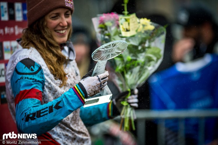 Nach 2008, 2012, 2013, 2015 und 2016 konnte sich Rachel Atherton auch dank ihres Sieges in La Bresse zum sechsten Mal den Titel in der Gesamtwertung sichern! Nach 2008, 2012, 2013, 2015 und 2016 konnte sich Rachel Atherton auch dank ihres Sieges in La Bresse zum sechsten Mal den Titel in der Gesamtwertung sichern!