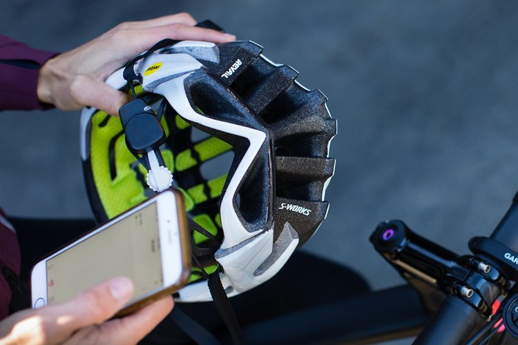 Das neue Specialized ANGi-System ist unauffällig in den Helm integriert und wird über eine App gesteuert Das neue Specialized ANGi-System ist unauffällig in den Helm integriert und wird über eine App gesteuert