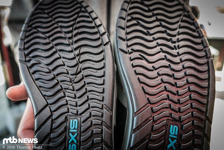 Links die SPD Version, rechts die Flatpedal-Variante. Die verwendeten Gummisorten unterscheiden sich, der Flatpedal Schuh ist deutlich klebriger Links die SPD Version, rechts die Flatpedal-Variante. Die verwendeten Gummisorten unterscheiden sich, der Flatpedal Schuh ist deutlich klebriger
