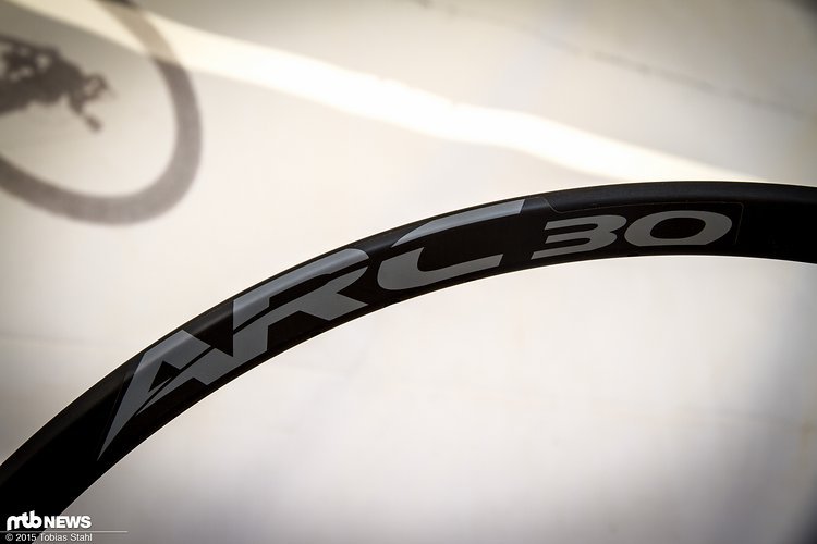 Die neuen Easton ARC Felgen werden nur als Felgen und nicht als Kompletträder angeboten und sollen mit größeren Innenbreiten die passende Ausgangsbasis für breite Reifen sein Die neuen Easton ARC Felgen werden nur als Felgen und nicht als Kompletträder angeboten und sollen mit größeren Innenbreiten die passende Ausgangsbasis für breite Reifen sein