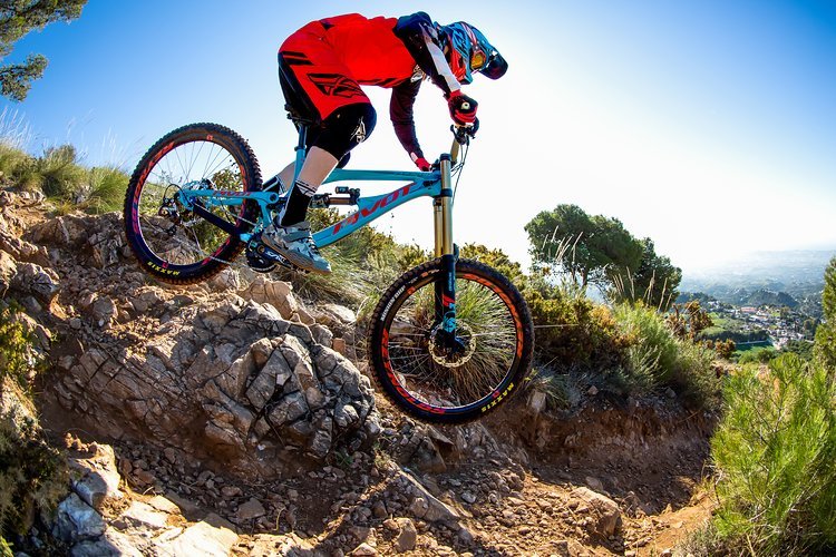 Der Brite Bernard Kerr ist schon seit einer gefühlten Ewigkeit auf Pivot-Bikes unterwegs und konnte auf dem aktuellen Rahmen seine größten Erfolge einfahren Der Brite Bernard Kerr ist schon seit einer gefühlten Ewigkeit auf Pivot-Bikes unterwegs und konnte auf dem aktuellen Rahmen seine größten Erfolge einfahren
